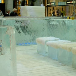 Ijssculpturen cafe in ijs